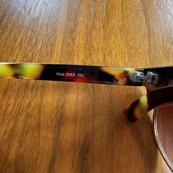 Oscar de la Renta Tortoise Shell Sunglasses - Picture 3 of 3